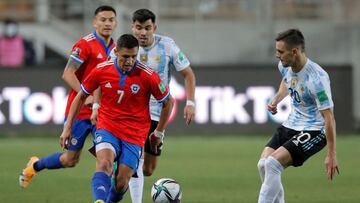 Chile&#039;s Alexis Sanchez (L) and Argentina&#039;s Giovani Lo Celso (R) vie for the ball during their South American qualification football match for the FIFA World Cup Qatar 2022 at Zorros del Desierto Stadium in Calama, Chile on January 27, 2022. (Pho