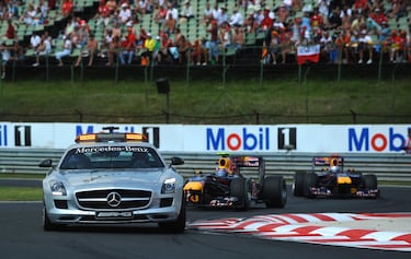 Hungría vio un nuevo triunfo de Webber y un nuevo revés de Vettel. El alemán fue sancionado con un ‘drive-through’ por dejar demasiado espacio entre su compañero y él detrás del coche de seguridad y no pudo hacer valer su pole y acabó tercero. El australiano, por su parte, acertó con la estrategia y estiró su parada cuando todos entraron con el ‘safety’ y venció por delante de Alonso. Se convertía así en el nuevo líder del Mundial (161). Hamilton (157), Vettel (151), Button (147) y Alonso (141), seguían con sus aspiraciones.