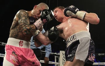 Cotto (calzón rosa) y Canelo (calzón negro) intercambian golpes durante su combate en noviembre de 2015.