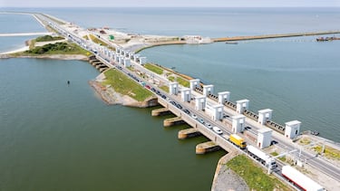 Debido al cambio climático y al aumento del nivel del mar, el dique está bajo un proceso constante de refuerzo. En 2026, las obras incluyen la instalación de nuevos bloques de hormigón diseñados para romper las olas y el aumento de la altura del muro para asegurar que el país siga seco los próximos 100 años.