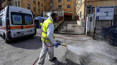 Miembros de los equipos de limpieza desinfectan las calles.