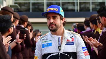 McLaren&#039;s Spanish driver Fernando Alonso walks ahead of the Abu Dhabi Formula One Grand Prix at the Yas Marina circuit on November 25, 2018, in Abu Dhabi. (Photo by Andrej ISAKOVIC / AFP)