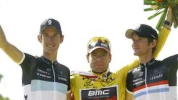 SUEÑO HECHO REALIDAD. El veterano Evans, escoltado por los Schleck en el podio de París.