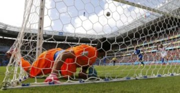 Gol 0-1 de Bryan Ruiz de Costa Rica