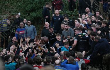 Los jugadores de los equipos Up'ards y Down'ards compiten por el balón durante el partido.