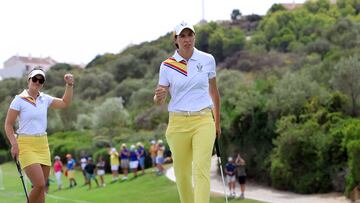 Carlota Ciganda celebra un putt con Linn Grant detrás en la Solheim Cup 2023.