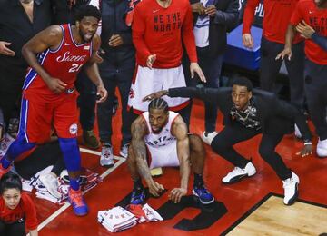 Jordan Loyd, en traje, contempla la canasta ganadora de Kawhi Leonard en el séptimo partido de las semifinales de la Conferencia Este ante los Sixers.