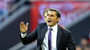 El entrenador del Athletic de Bilbao, Ernesto Valverde, da instrucciones desde la banda durante el partido frente al Elche.