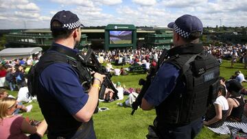 Agentes de la polic&iacute;a brit&aacute;nica realizan labores de vigilancia durante el torneo de Wimbledon de 2016.