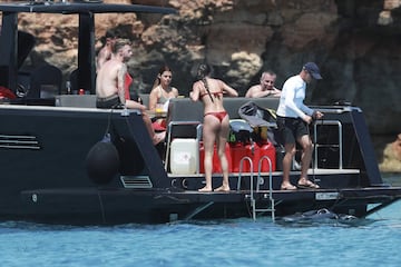 El lateral izquierdo del Real Madrid Theo Hernández se encuentra de vacaciones en Ibiza junto a sus amigos y pareja para relajarse antes de decidir su futuro.