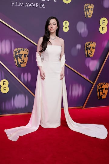 Mikey Madison posa en la alfombra roja de los premios BAFTA 2025 celebrados en el Royal Festival Hall del Southbank Centre de Londres.