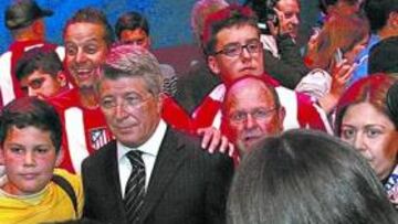 <b>PASIÓN ATLÉTICA. </b>Más de 1.200 rojiblancos estuvieron en el Parque de Atracciones. Cerezo presidió un acto que contó con la presencia de jugadores actuales y ex futbolistas.