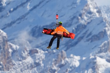 Vista general mientras Lindsey Vonn es trasladada en helicóptero tras sufrir un accidente durante el descenso femenino.
