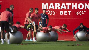 Dabbur, novedad en la convocatoria, realiza un ejercicio sobre un balón medicinal con la ayuda de Rony Lopes, descarte por decisión técnica.