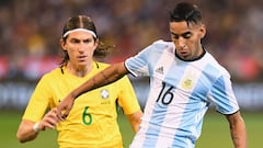 MELBOURNE, AUSTRALIA - JUNE 09:  Jose Luis Gomez of Argentina passes the ball infront of Kasmirski Filipe Luis of Brazil during the Brazil Global Tour match between Brazil and Argentina at Melbourne Cricket Ground on June 9, 2017 in Melbourne, Australia.  (Photo by Quinn Rooney/Getty Images)