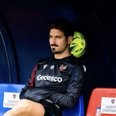 La mujer de Campaña la lía en redes en pleno Sevilla-Levante