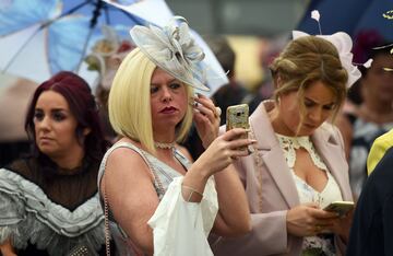 Glamour, fiesta y alcohol en el Grand National