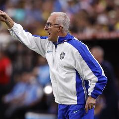 Dorival estalla por Vinicius: “Solo el árbitro y el VAR no ven penalti”