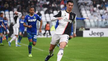 Juventus&#039; Portuguese forward Cristiano Ronaldo controls the ball during the Italian Serie A football match Juventus vs Sassuolo on December 1, 2019 at the Juventus Allianz stadium in Turin. (Photo by MARCO BERTORELLO / AFP)