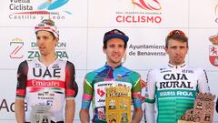 El británico Simon Yates posa junto a George Bennett y Jonathan Lastra en el podio de la clasificación general de la Vuelta a Castilla y León.