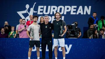 Los tenistas griegos Petros Tsitsipas y Stefanos Tsitsipas posan junto a su padre Apostolos tras ganar la final de dobles del Torneo de Amberes.