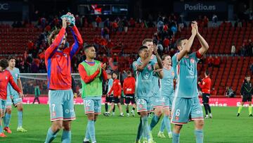 Los jugadores del Atlético celebran el triunfo con la afición rojiblanca que estuvo en Son Moix.