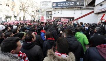 Las protestas de la afición de Rayo contra el fichaje de Zozulya y Martín Presa