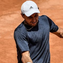 Medvedev sigue peleado con la arcilla y cae ante Karatsev