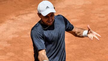 Medvedev sigue peleado con la arcilla y cae ante Karatsev