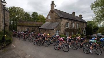 Cyclists competing in the second stage of the Women&#039;s Tour de Yorkshire pass through the village of Hooton Pagnell near Doncaster, northern England on May 4, 2018. / AFP PHOTO / OLI SCARFF