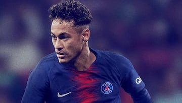 Neymar posa con la nueva camiseta del PSG