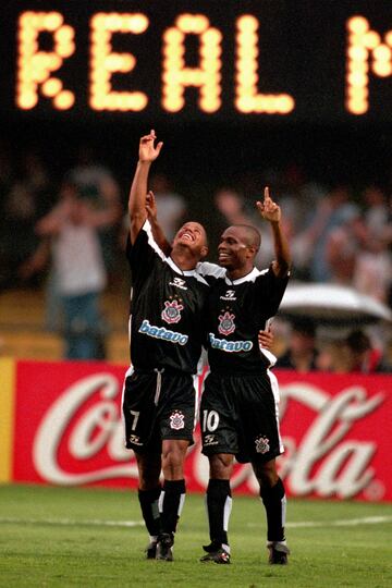 El club brasileño se ha visto las caras sólo con el Madrid en el Mundialito de Clubes de 2000. Un empate a 2 goles en la fase de grupos que a la postre fue fundamental para que Corinthians accediera a la final contra Vasco de Gama.