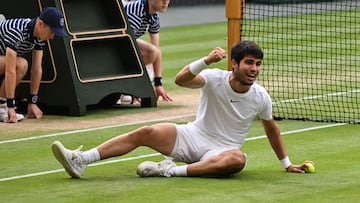 Spain's Carlos Alcaraz celebrates beating Serbia's Novak Djokovic during their men's singles final tennis match on the last day of the 2023 Wimbledon Championships at The All England Tennis Club in Wimbledon, southwest London, on July 16, 2023. (Photo by Glyn KIRK / AFP) / RESTRICTED TO EDITORIAL USE
