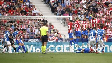 Soccer Football - LaLiga - Atletico Madrid v Espanyol - Wanda Metropolitano, Madrid, Spain - April 17, 2022 Espanyol&#039;s Raul de Tomas scores their first goal REUTERS/Juan Medina