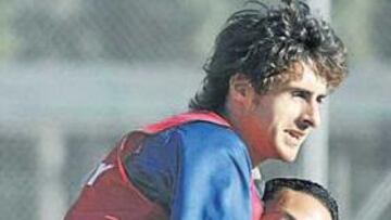 <b>ESTRELLAS. </b>Aimar, en brazos del goleador Oliveira: el brasileño se reunirá hoy con Diego Milito.