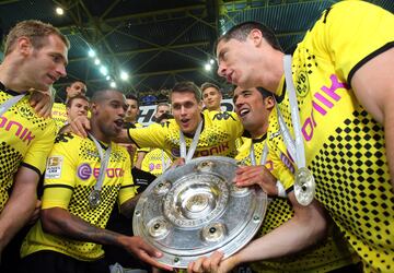 Borussia Dortmund (5 Bundesligas; 1994/95, 1995/96, 2001/02, 2010/2011, 2011/12)