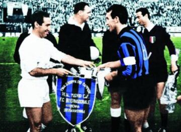 El 27 de mayo de 1964 el Real Madrid jugó la final de la Copa de Europa contra el Inter de Milán. Los italianos vencieron por 1-3 en lo que fue el útlimo partido de Alfredo Di Stéfano con el conjunto madrileño. En la imagen, Gento intercambia el banderín con el capitán del Inter, Picchi. 