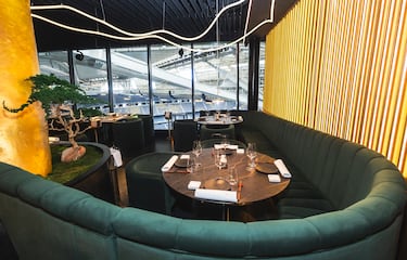 La disposición de KŌ, el restaurante ubicado en la décima planta del Santiago Bernabéu, permite una espectacular comodidad, además de una notable privacidad a los clientes.