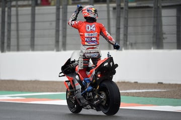 Dovi cruzando la línea de meta del Gran Premio de Valencia en rimera posición. 