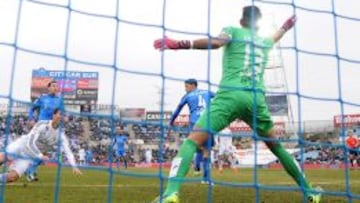 El Real Madrid jugó en Getafe a las 12:00 un domingo. En la imagen, Cristiano remata.