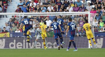 Levante 3-1 Barcelona | Centro al área del Barça, el rechace le cayó a Radoja, que la empaló dentro del área.