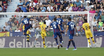 Levante 3-1 Barcelona | Centro al área del Barça, el rechace le cayó a Radoja, que la empaló dentro del área.