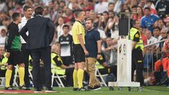 Jaime Latre examina el VAR en el partido entre Real Madrid y Girona. 