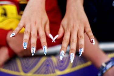 La Fórmula 1 levanta pasiones entre los aficionad@s, y cada uno demuestra su emoción como mejor le parece. Sirve de ejemplo esta fan que, con motivo del GP de Australia de este fin de semana, lleva todas las uñas de sus manos decoradas con los colores del equipo Williams y los números de sus pilotos: el ‘55’ de Carlos Sainz y el ‘23’ de Alex Albon.