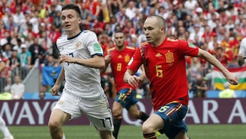 Golovin pelea el bal&oacute;n con Iniesta. 