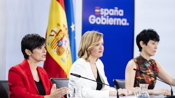 (I-D) La ministra Portavoz, Pilar Alegría; la ministra de Vivienda y Agenda Urbana, Isabel Rodríguez, y la ministra de Inclusión, Seguridad Social y Migraciones, Elma Saiz, durante una rueda de prensa posterior a la reunión del Consejo de Ministros, a 9 de abril de 2024, en Madrid (España). El Consejo de Ministros ha aprobado hoy la eliminación del visado de oro, también conocido como 'golden visa', para los extranjeros no residentes en la Unión Europea que invierten más de 500.000 euros en vivienda.
09 ABRIL 2024;MADRID;GOBIERNO;GOLDEN VISA;INVERSIONES EXTRANJEROS DE VIVIENDA;CONSEJO DE MINISTROS
Carlos Luján / Europa Press
09/04/2024