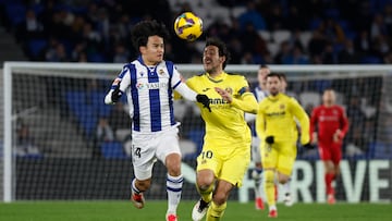 SAN SEBASTIÁN, 13/01/2025.- El centrocampista japonés de la Real Sociedad Takefusa Kubo (i) lucha con Dani Parejo, del Villarreal, durante el encuentro correspondiente a la jornada 19 de LaLiga EA Sports que Real Sociedad y Villarreal disputan hoy lunes en el estadio de Anoeta, en San Sebastián. EFE / Juan Herrero.