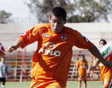 Francisco Castro dio en Cobreloa sus primeros pasos en el fútbol profesional. Fue entre 2009 y 2010. Luego pasó a la U y hoy juega en Deportes Iquique.