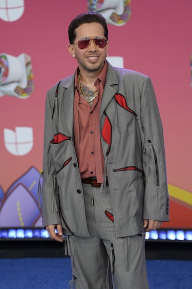 De La Ghetto posa en la alfombra roja de los Premios Juventud 2025 celebrados en Panamá.