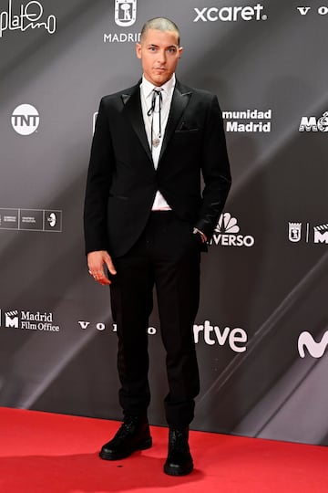 Taz Skylar posa en la alfombra roja.